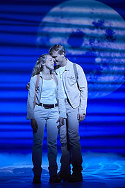 Sophie (Katharina Gorgi) will Sky (Marvin Kobus Schütt) heiraten - und hat dazu ihre möglichen 3 Väter eingeladen ©Stage-Entertainment Brinkhoff-Moegenburg